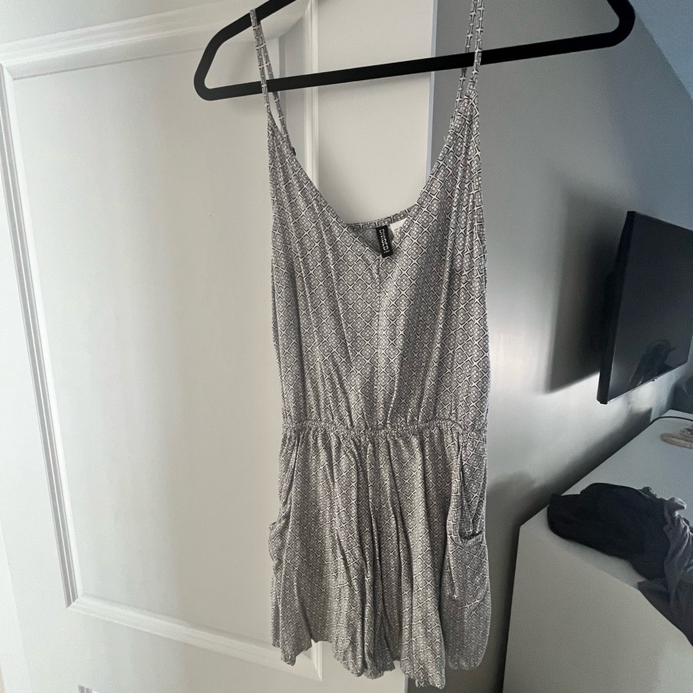 H&M Gray Patterned Women's Jumpsuit - Picture 2 of 2
